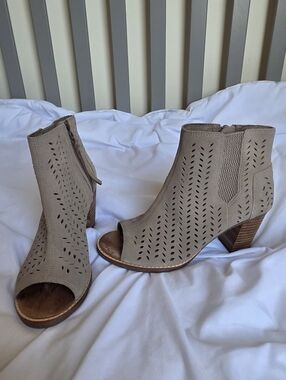 Toms Taupe Majorca Womens Perforated Peep-Toe Suede Ankle Booties Size 6.5